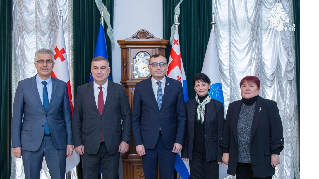 Eğitim Müşavirimiz Sn. Ercan Gülsuyu ve Batum Başkonsolosu Sn. Adnan Altay Altınörs ile  Batum Shota Rustaveli Devlet Üniversitesi Rektörü Sn. Tite Aroshidze bir araya geldiler.